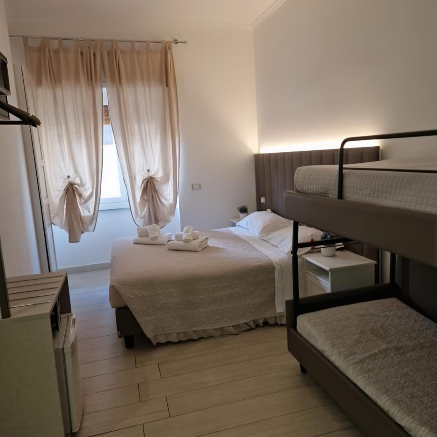 Mr. Charlie Brown Hotel โรม ภายนอก รูปภาพ