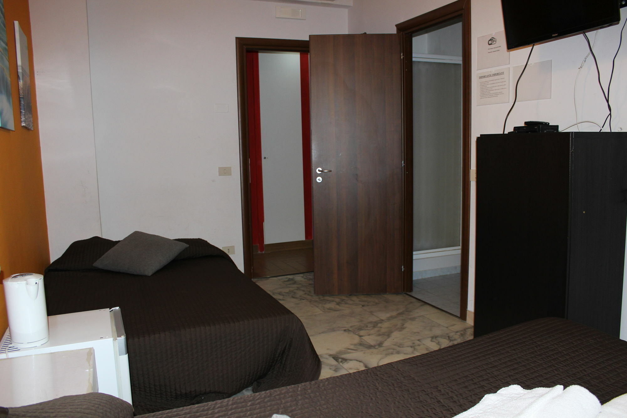 Mr. Charlie Brown Hotel โรม ภายนอก รูปภาพ